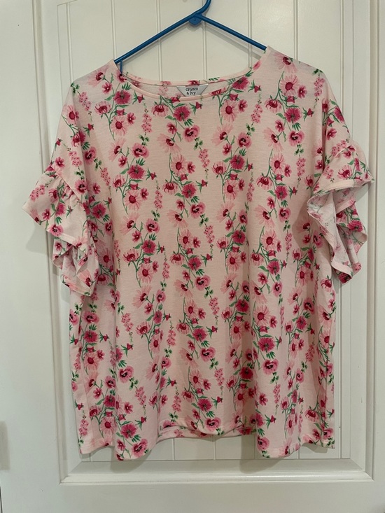 crown & ivy Tops - Crown and Ivy NWT pink floral top with ruffle sleeve XL